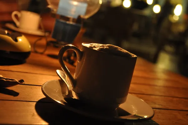 Noche romántica con una taza de capuchino —  Fotos de Stock