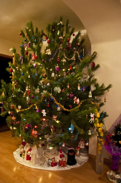 Árvore de Natal no quarto — Fotografia de Stock