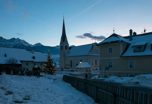 Rasun Anterselva, İtalya - Noel zamanı St. John (San Giovanni) kilisesi ile eski merkezi anımsatan bir manzara