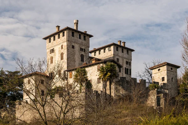 İtalya 'da Friuli Bölgesi' nin tepelerinde bulunan ortaçağ Cassacco şatosu (XIII.