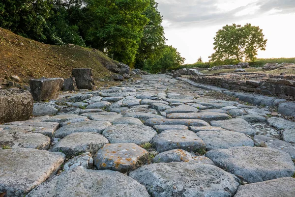 İtalya 'nın Aquileia şehrinin merkezindeki antik Roma decumanus sokağının kalıntıları.