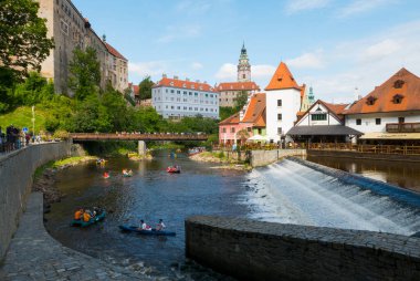 Cesky Krumlov, Çek Cumhuriyeti (6 Ağustos 2022) - Vltava nehri yukarıdaki şatosu ile eski kentte akıyor