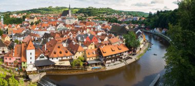 Cesky Krumlov, Çek Cumhuriyeti (6 Ağustos 2022) - Şatosundan Vltava nehri olan harika bir ortaçağ kasabası manzarası