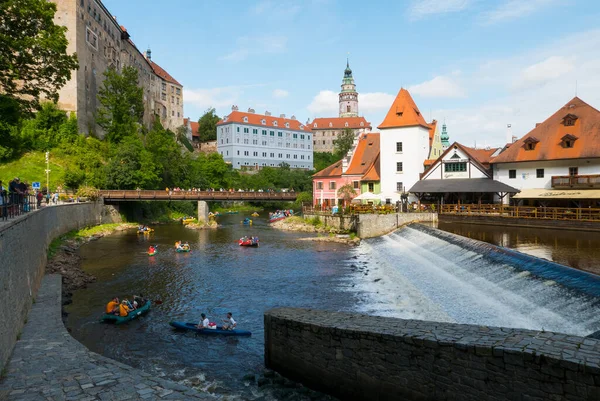 Cesky Krumlov, Çek Cumhuriyeti (6 Ağustos 2022) - Vltava nehri yukarıdaki şatosu ile eski kentte akıyor