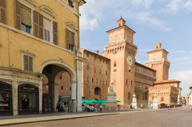 Ferrara, İtalya (3 Ekim 2022) - Ortaçağ şatosunun yüksek kuleleri ve Gerolamo Savonarola heykelinin bulunduğu merkez manzarası