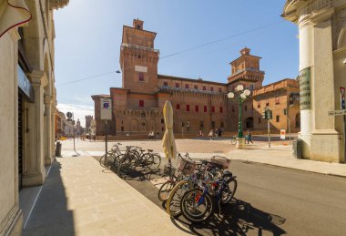 Ferrara, İtalya (2 Ekim 2022) - Ortaçağ Castello Estense 'si (14. yüzyıl) Ferrara kasabasının göbeğinde, bisiklet kasabası olarak da bilinir.