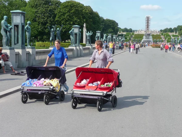 Oslo, Norveç (19 Ağustos 2008) - İki kadın Vigeland Park 'taki bebek arabalarında üç bebeklerini gezdiriyorlar
