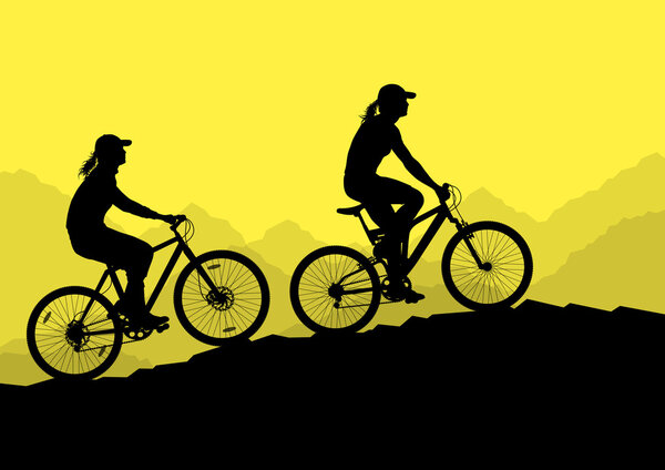 Активные велосипедисты-велогонщики в дикой горной природе
