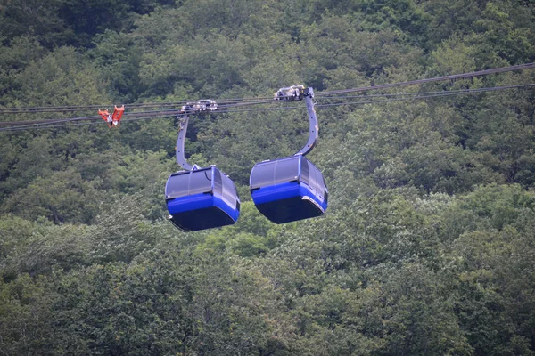 Dwie kabiny ropeway pobliżu — Zdjęcie stockowe