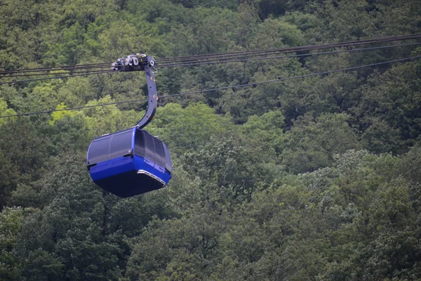 Niebieski ropeway kabiny — Zdjęcie stockowe