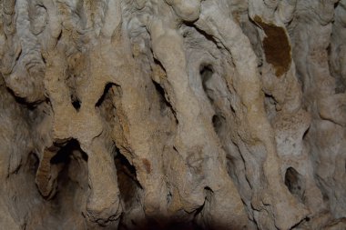 Mağarada sarkıtlar var.