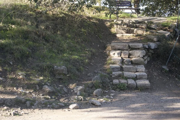 Una colina con muros y un camino — Foto de Stock