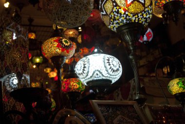 camından lambalar yaktı