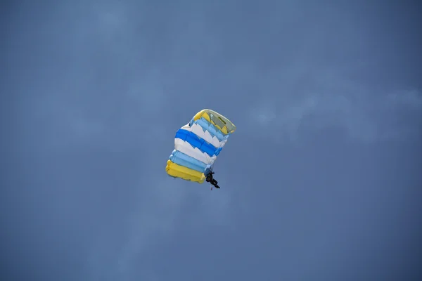 Parachute and a man — Stock Photo, Image