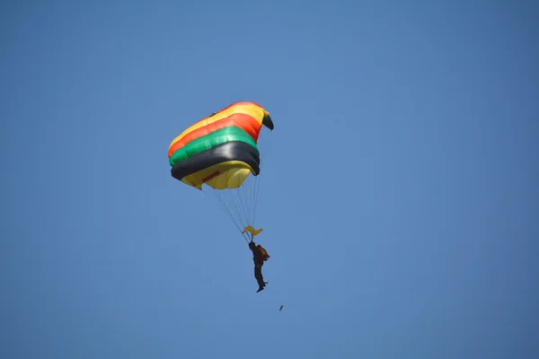 A parachuting man — Stock Photo, Image