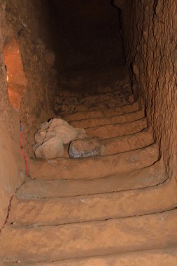 Bir mağarada merdiven