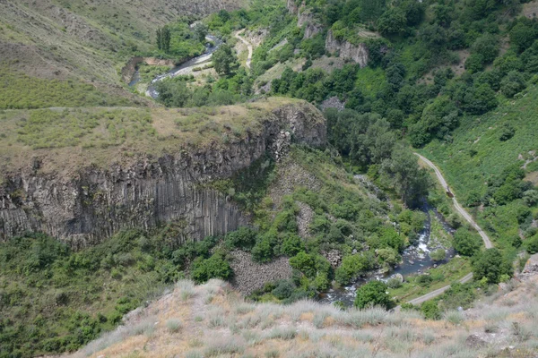 Rivière dans la vallée de montagne — Photo