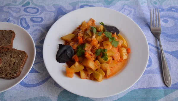 Stewed vegetables and bread — Stock Photo, Image