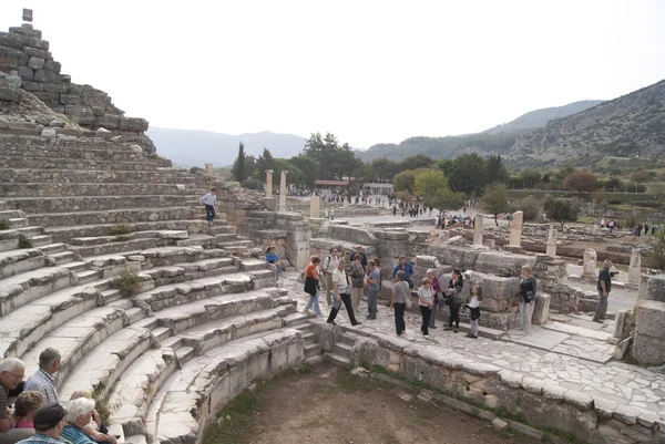 Turystów w teatrze Ephesus — Zdjęcie stockowe