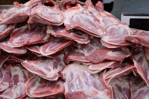 Rått kött på marknaden — Stockfoto