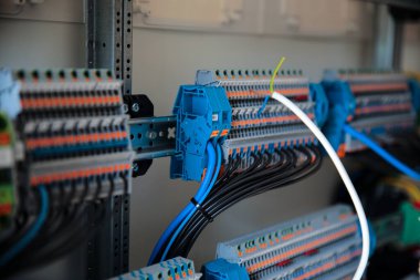 ABB KNX bus güç kaynakları işlem kontrolü için elektrik paneline.
