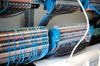 ABB KNX bus güç kaynakları işlem kontrolü için elektrik paneline.