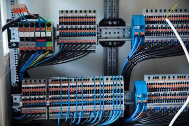 ABB KNX bus güç kaynakları işlem kontrolü için elektrik paneline.