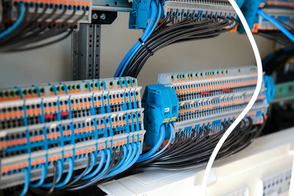 Konutlarda akıllı ev otomasyonu için KNX kontrol paneli. seçici odak.