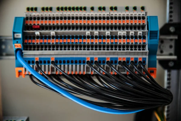 KNX ile otomasyon inşa ediliyor. KNX-Installationsbus. seçici odak 