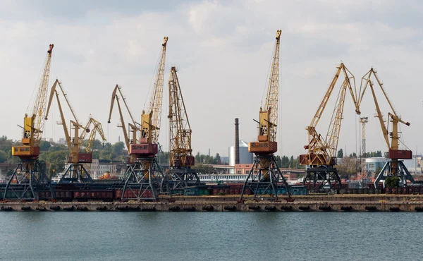 Grúas en el puerto — Foto de Stock