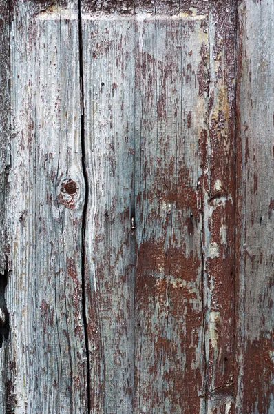 Часть старой деревянной двери в плохом состоянии с пилинговой краской — стоковое фото