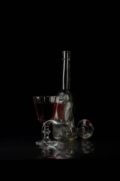 Une Nature Morte Avec Une Bouteille Deux Verres Plein Boisson — Photo