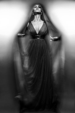 Kırmızı Kırmızı elbiseli aşık güzel sıcak esmer kadın