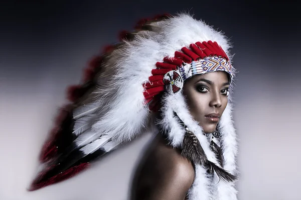 Mujer india americana modelo chica estudio retrato usando gorro de guerra — Foto de Stock