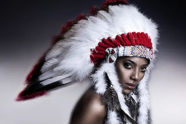 Mujer india americana modelo chica estudio retrato usando gorro de guerra — Foto de Stock