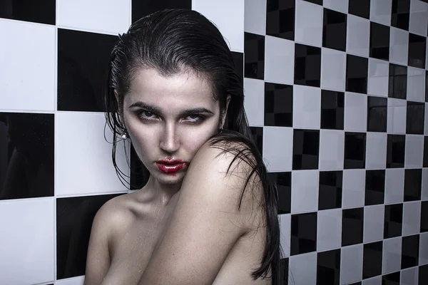 Piros ajkak nedves meztelen lány portré érzékeny — Stock Fotó