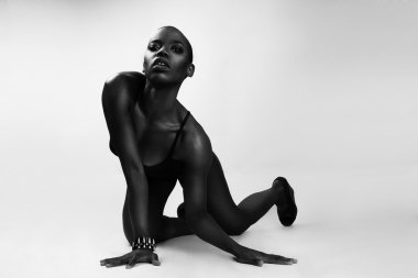 siyah Afrika kökenli Amerikalı İngiliz moda model mükemmel deri iç çamaşırı stüdyo portre ile