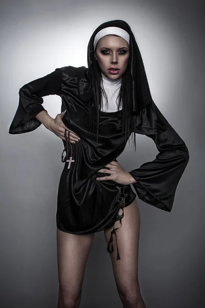 Mode modell porträtt ser ut som Jungfru Maria eller maria magdalena — Stockfoto