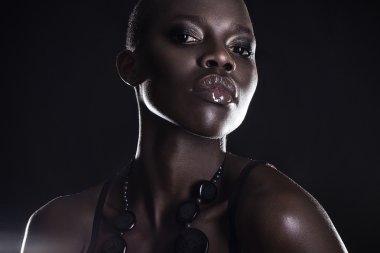 siyah Afrika genç seksi moda model stüdyo portre izole