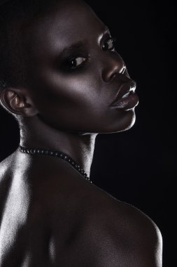 siyah Afrika genç seksi moda model stüdyo portre izole