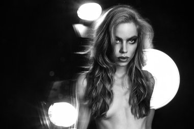 fotoğraf güzel bir genç kadın moda modeli muhteşem saçlı, kırmızı dudaklar