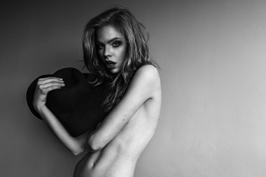 fotoğraf güzel bir genç kadın moda modeli muhteşem saçlı, kırmızı dudaklar