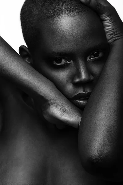 孤立的黑色非洲年轻性感时尚模型室画像 — 图库照片