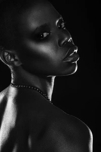 Preto africano jovem sexy moda modelo estúdio retrato isolado — Fotografia de Stock