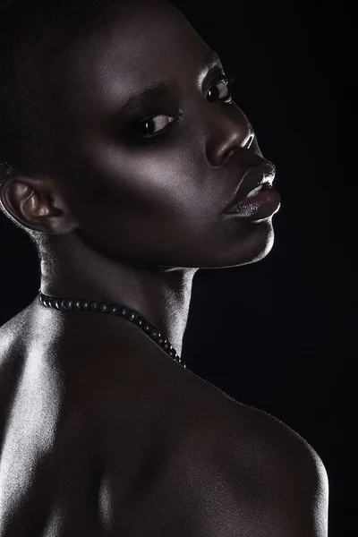 分離された黒いアフリカ若いセクシーなファッション モデル スタジオ ポートレート — ストック写真