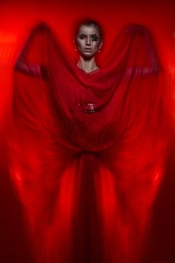 Kırmızı dikey moda kırmızı giysili güzel sıcak esmer kadın