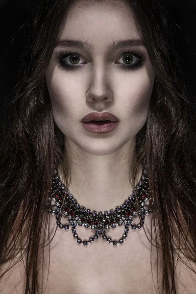 Foto di bella giovane donna modello di moda con magnifici capelli e labbra rosse — Foto Stock