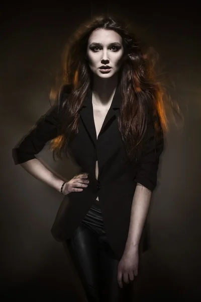 fotoğraf güzel bir genç kadın moda modeli muhteşem saçlı, kırmızı dudaklar