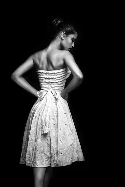 Un jeune mannequin en robe portrait romantique — Photo