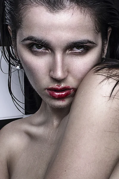 Червоні криваві губи мокрі волосся молода дівчина модель моди портрети — стокове фото